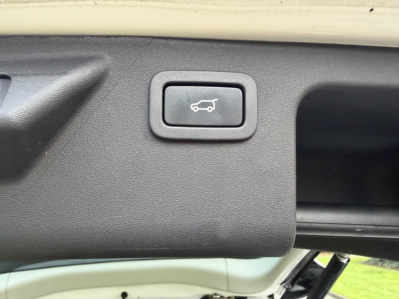 Land Rover eD4 SE Tech SUV 2.0 Manual Diesel