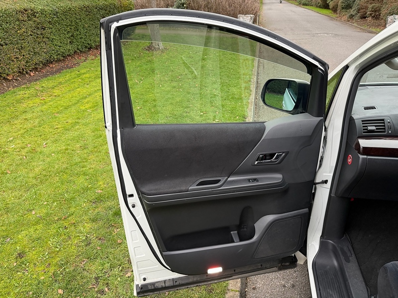 Toyota 8 Seat 2.4 5dr MPV Automatic Petrol Hybrid