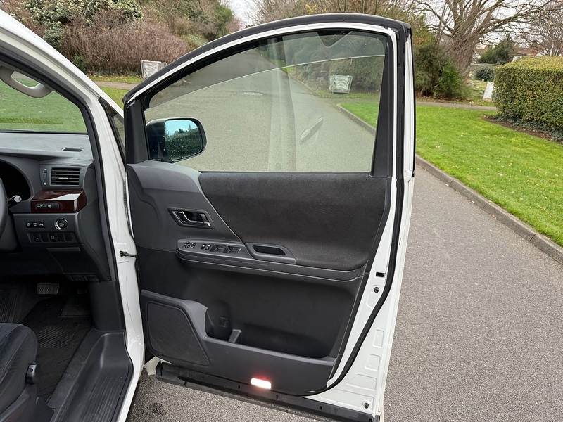 Toyota 8 Seat 2.4 5dr MPV Automatic Petrol Hybrid