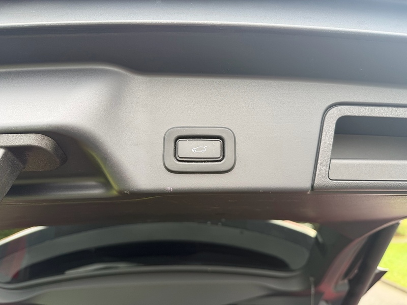 Land Rover 2.0 P200 MHEV R-Dynamic SE SUV 5dr Petrol Auto 4WD Euro 6 (s/s) (200 ps)