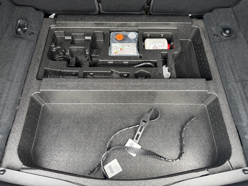 Land Rover 2.0 P200 MHEV R-Dynamic SE SUV 5dr Petrol Auto 4WD Euro 6 (s/s) (200 ps)