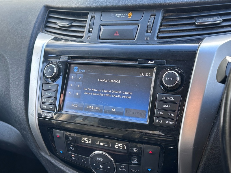 Nissan dCi Tekna Pickup 2.3 Manual Diesel