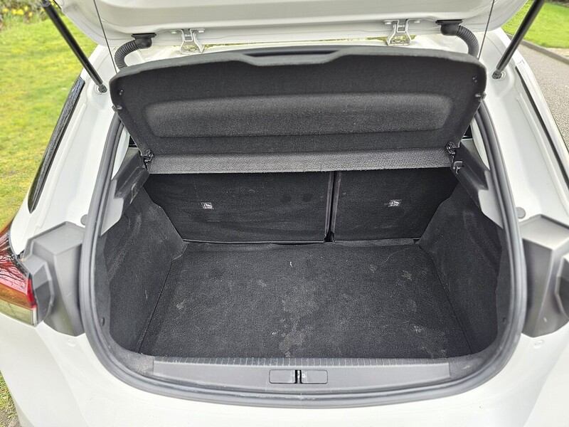 Vauxhall 50kWh SE Nav Premium Hatchback 5dr Electric Auto (7.4Kw Charger) (136 ps)