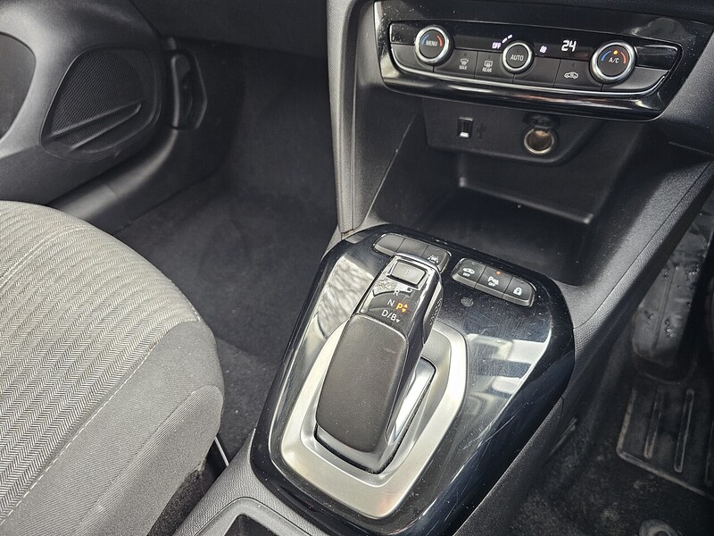 Vauxhall 50kWh SE Nav Premium Hatchback 5dr Electric Auto (7.4Kw Charger) (136 ps)