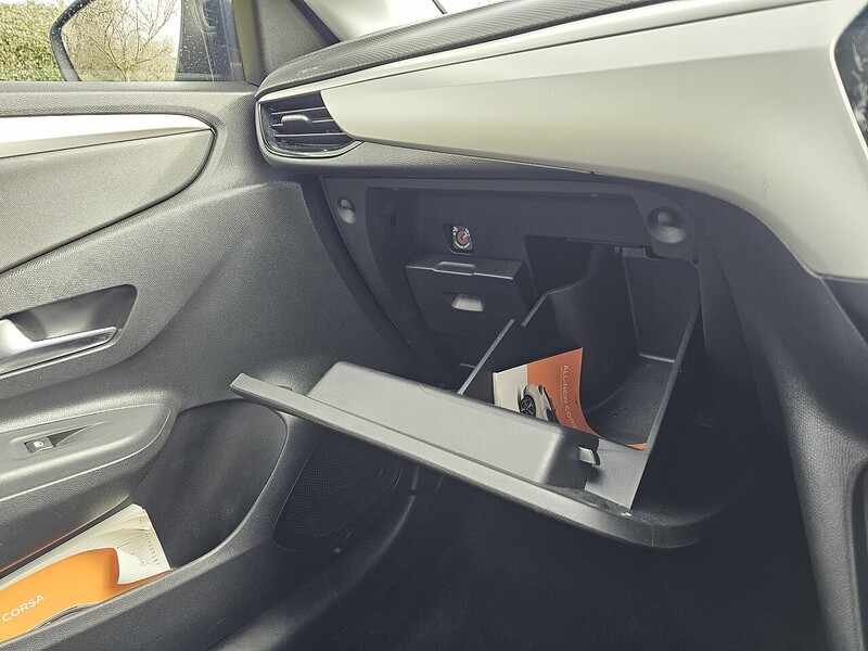 Vauxhall 50kWh SE Nav Premium Hatchback 5dr Electric Auto (7.4Kw Charger) (136 ps)