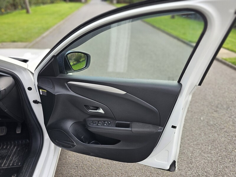 Vauxhall 50kWh SE Nav Premium Hatchback 5dr Electric Auto (7.4Kw Charger) (136 ps)