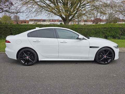 D180 R-Dynamic SE Saloon 2.0 Automatic Diesel