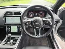 Jaguar XE D180 R-Dynamic SE 