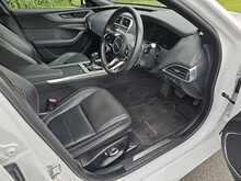 Jaguar XE D180 R-Dynamic SE 