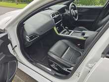 Jaguar XE D180 R-Dynamic SE 