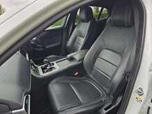 Jaguar XE D180 R-Dynamic SE 