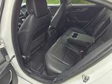 Jaguar XE D180 R-Dynamic SE 
