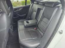 Jaguar XE D180 R-Dynamic SE 