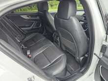 Jaguar XE D180 R-Dynamic SE 
