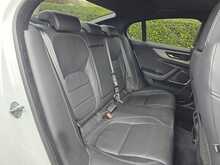 Jaguar XE D180 R-Dynamic SE 