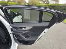 Jaguar XE D180 R-Dynamic SE 