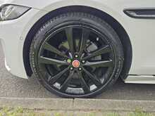 Jaguar XE D180 R-Dynamic SE 