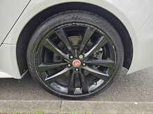 Jaguar XE D180 R-Dynamic SE 