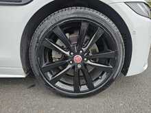 Jaguar XE D180 R-Dynamic SE 