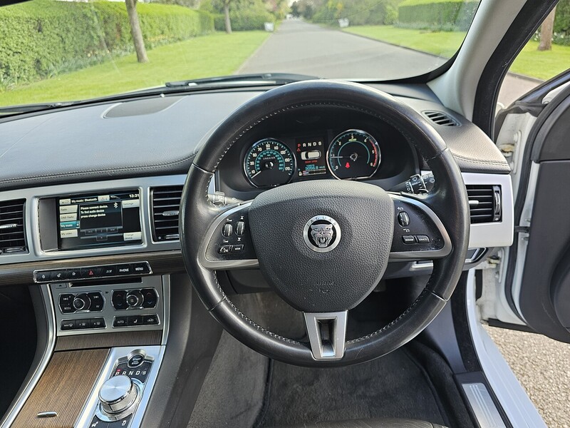 Jaguar 2.2d Luxury Sportbrake 5dr Diesel Auto Euro 5 (s/s) (200 ps)