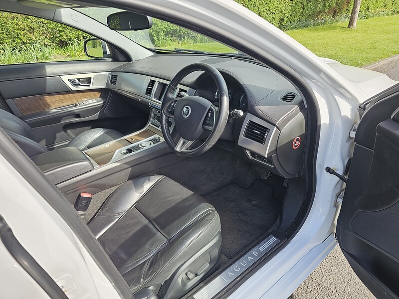 Jaguar 2.2d Luxury Sportbrake 5dr Diesel Auto Euro 5 (s/s) (200 ps)
