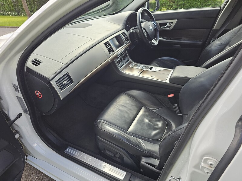 Jaguar 2.2d Luxury Sportbrake 5dr Diesel Auto Euro 5 (s/s) (200 ps)