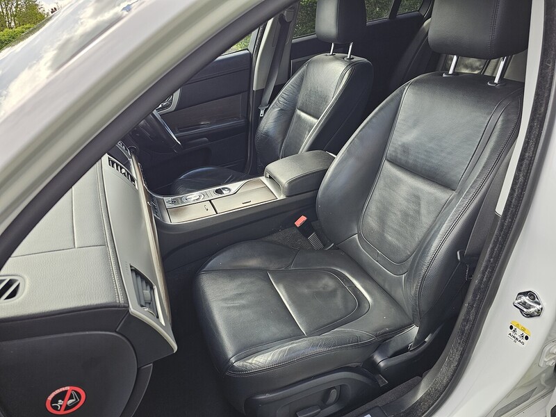Jaguar 2.2d Luxury Sportbrake 5dr Diesel Auto Euro 5 (s/s) (200 ps)