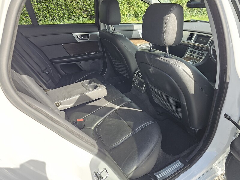 Jaguar 2.2d Luxury Sportbrake 5dr Diesel Auto Euro 5 (s/s) (200 ps)
