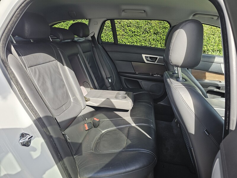 Jaguar 2.2d Luxury Sportbrake 5dr Diesel Auto Euro 5 (s/s) (200 ps)