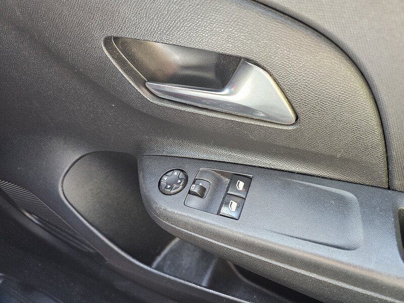 Vauxhall SE Nav Hatchback 1.2 Manual Petrol
