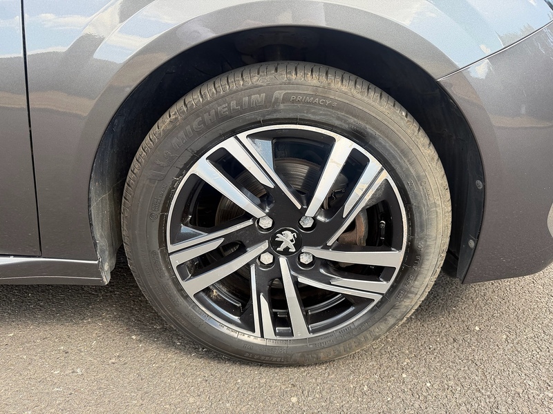 Peugeot PureTech Allure Premium + Hatchback 1.2 Manual Petrol