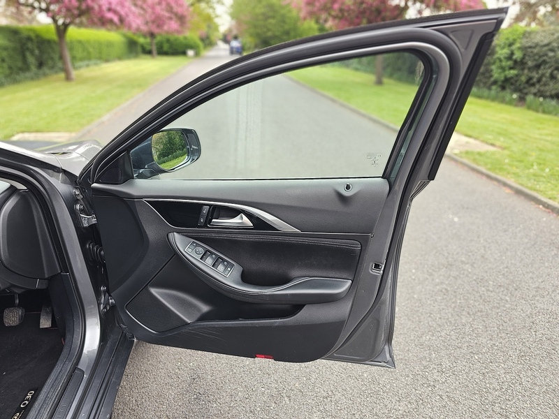 Infiniti T SE Hatchback 1.6 Manual Petrol