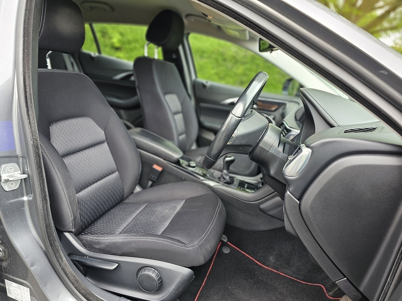 Infiniti T SE Hatchback 1.6 Manual Petrol