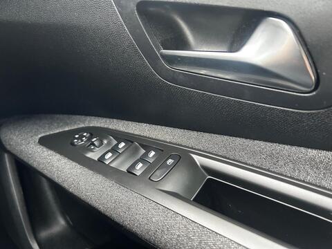 1.2 PureTech Active SUV 5dr Petrol Manual Euro 6 (s/s) (130 ps)