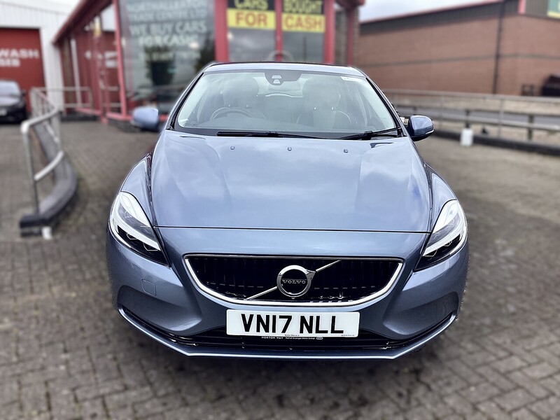 Volvo 2.0 D2 Momentum Hatchback 5dr Diesel Manual Euro 6 (s/s) (120 ps)