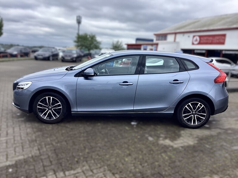 Volvo 2.0 D2 Momentum Hatchback 5dr Diesel Manual Euro 6 (s/s) (120 ps)