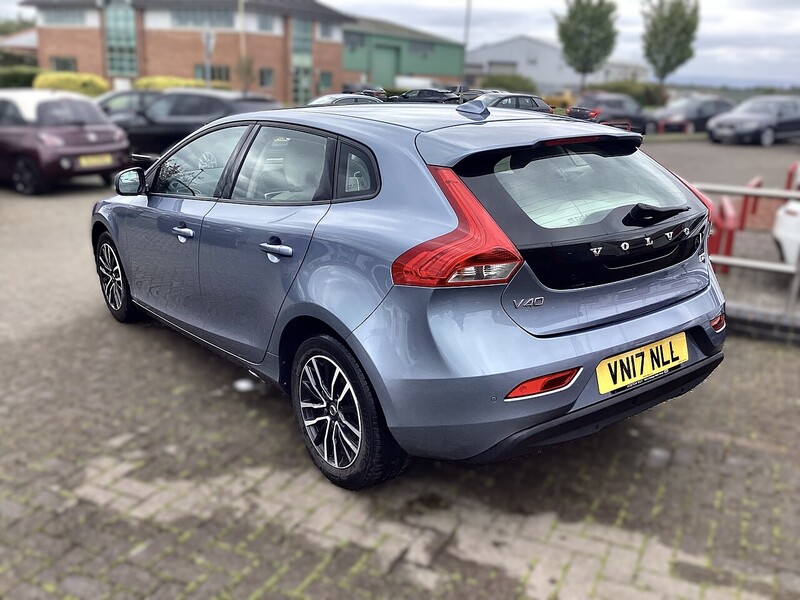 Volvo 2.0 D2 Momentum Hatchback 5dr Diesel Manual Euro 6 (s/s) (120 ps)