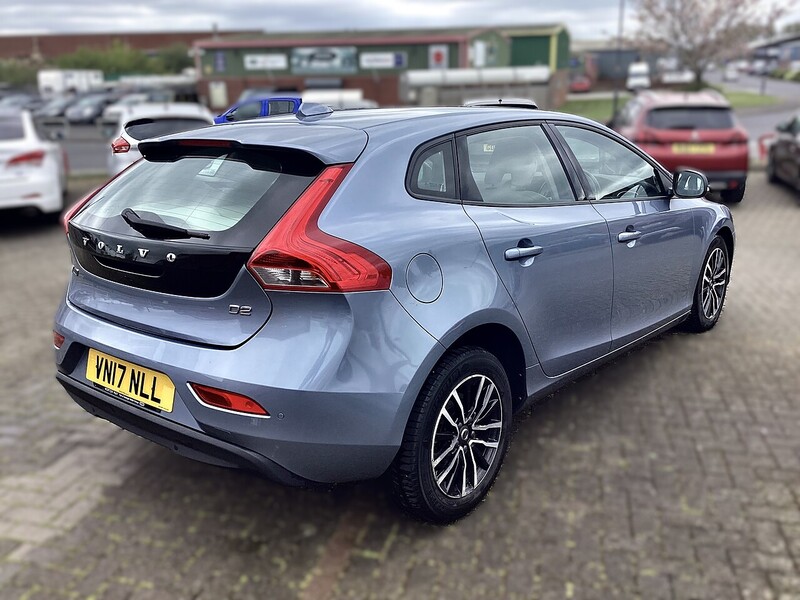 Volvo 2.0 D2 Momentum Hatchback 5dr Diesel Manual Euro 6 (s/s) (120 ps)