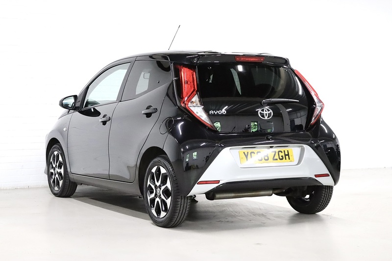 Toyota 1.0 VVT-i x-plore Hatchback 5dr Petrol Manual Euro 6 (71 ps)