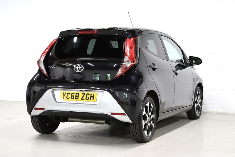 Toyota 1.0 VVT-i x-plore Hatchback 5dr Petrol Manual Euro 6 (71 ps)