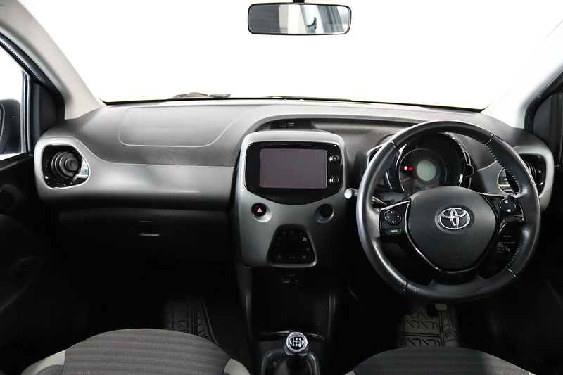Toyota 1.0 VVT-i x-plore Hatchback 5dr Petrol Manual Euro 6 (71 ps)