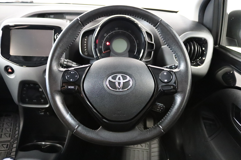 Toyota 1.0 VVT-i x-plore Hatchback 5dr Petrol Manual Euro 6 (71 ps)