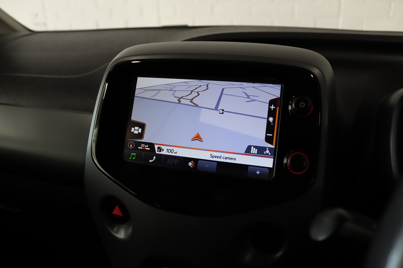 Toyota 1.0 VVT-i x-plore Hatchback 5dr Petrol Manual Euro 6 (71 ps)