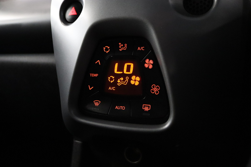 Toyota 1.0 VVT-i x-plore Hatchback 5dr Petrol Manual Euro 6 (71 ps)