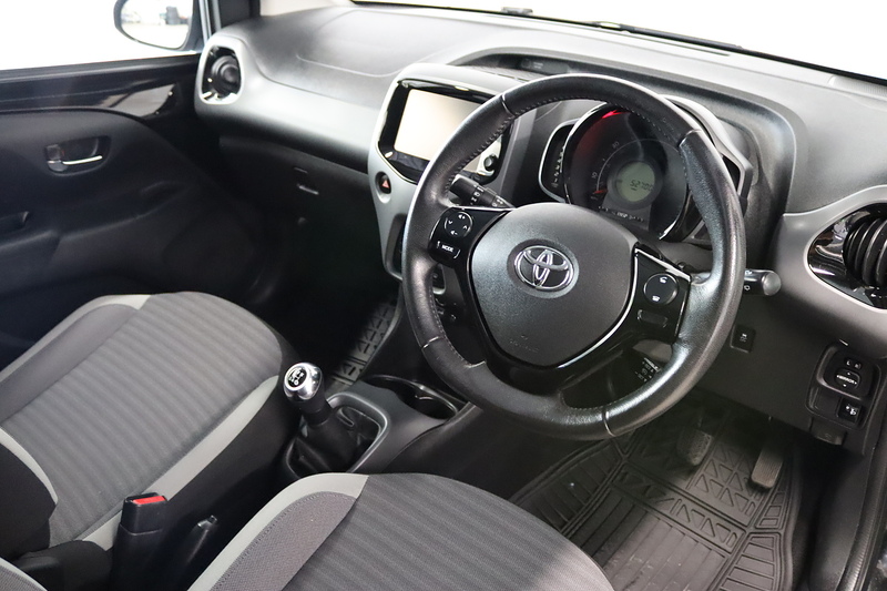 Toyota 1.0 VVT-i x-plore Hatchback 5dr Petrol Manual Euro 6 (71 ps)