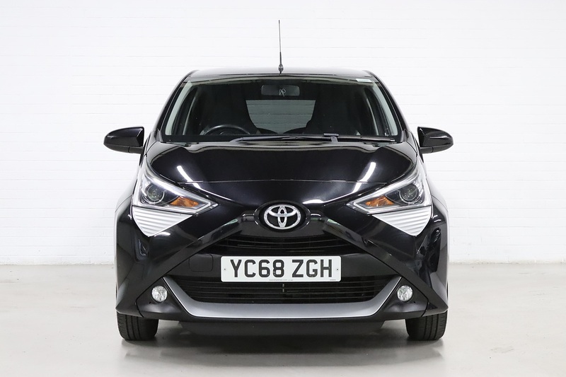 Toyota 1.0 VVT-i x-plore Hatchback 5dr Petrol Manual Euro 6 (71 ps)