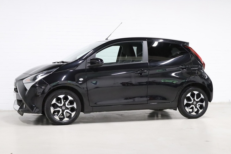 Toyota 1.0 VVT-i x-plore Hatchback 5dr Petrol Manual Euro 6 (71 ps)