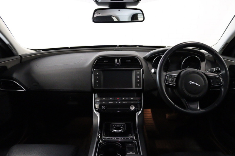 Jaguar XE d Portfolio - U2732
