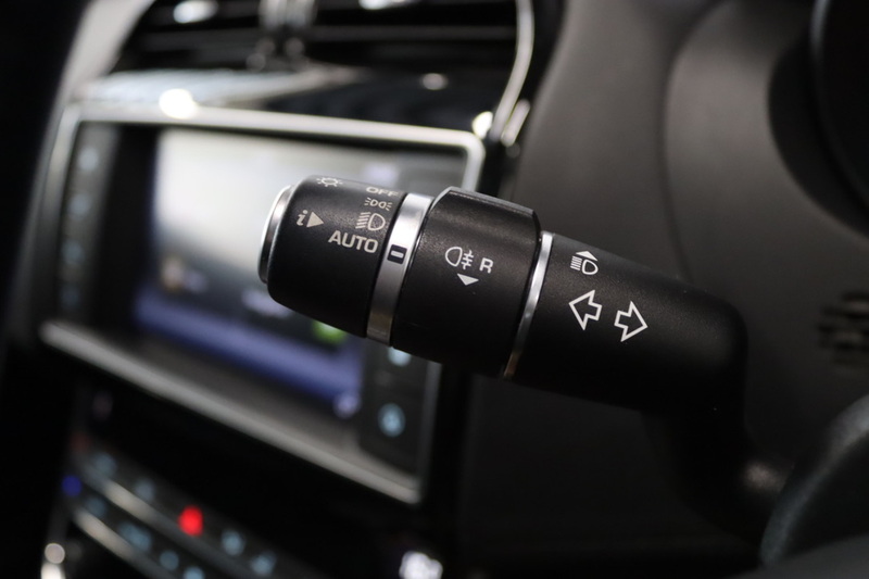 Jaguar XE d Portfolio - U2732