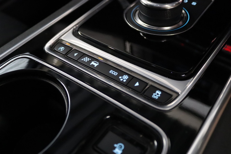 Jaguar XE d Portfolio - U2732